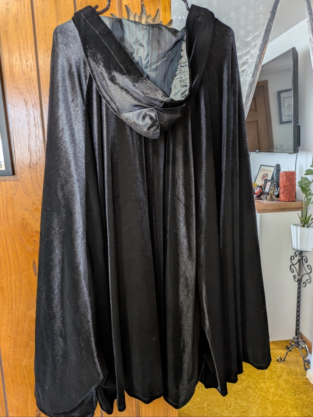 NWT Her Universe Disney The Haunted Mansion Gargoyle Velvet Hooded Cape Ss L/XL - Picture 5 of 10
